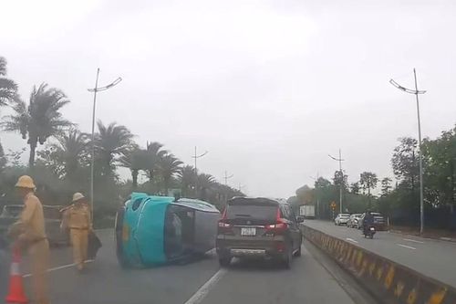 Tài xế buồn ngủ, xe công nghệ lao vào dải phân cách lật giữa đường