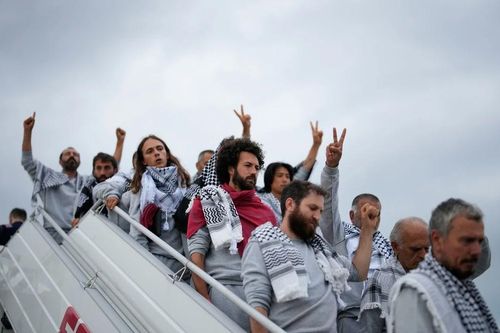 Israel trục xuất hơn 400 nhà hoạt động quốc tế sau bê bối quỳ gối, trói tay