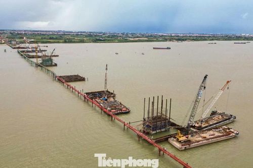 Trụ chính cầu Hồng Hà dần lộ diện giữa sông Hồng