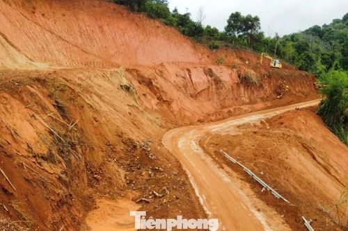 Khẩn trương khắc phục sạt lở trên đèo Gia Bắc ở Lâm Đồng