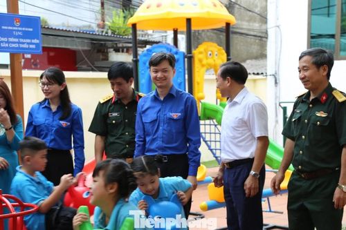 Trung ương Đoàn trao tặng sân chơi cho trẻ em khuyết tật