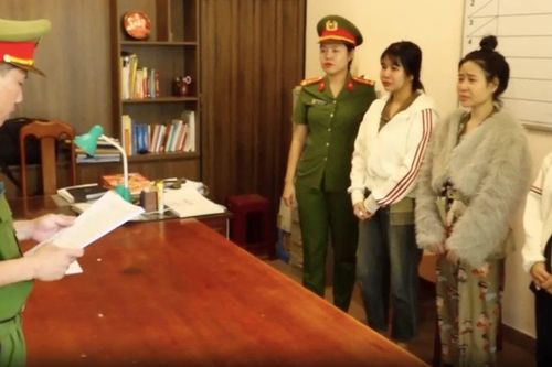 3 thiếu nữ được thuê phục vụ nhóm khách 'bay lắc' trong quán karaoke