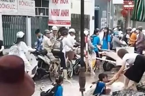 Nhiều học sinh rơi xuống hố đang thi công ở Hải Phòng