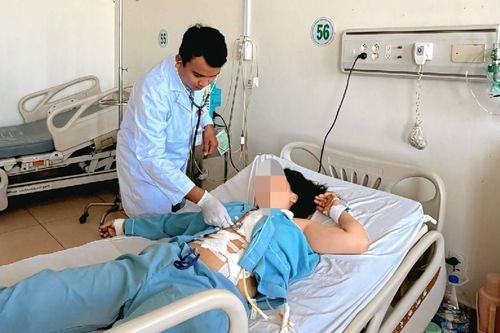 Ca mổ bỏ qua thủ tục, bác sĩ dùng ngón tay bịt lỗ thủng tim đang tuôn máu