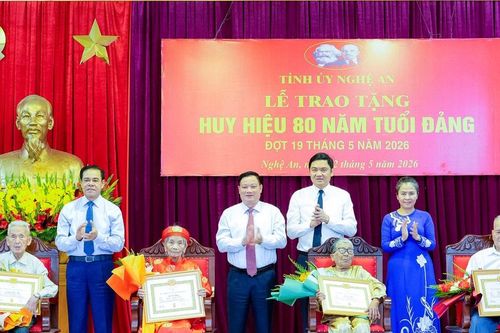 Bí thư Tỉnh ủy Nguyễn Khắc Thận trao Huy hiệu 80 năm tuổi Đảng đến 4 đảng viên lão thành