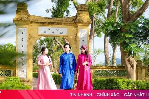Ca sĩ Tấn Sơn và Hoa khôi thể thao Ái Quỳ trải nghiệm không gian văn hóa Nguyễn Du