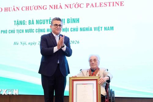 Nguyên Phó Chủ tịch nước Nguyễn Thị Bình nhận Huân chương 'Ngôi sao công trạng'