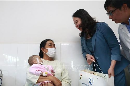 Phó Chủ tịch nước Võ Thị Ánh Xuân thăm, tặng quà bệnh nhi tại TP Hồ Chí Minh