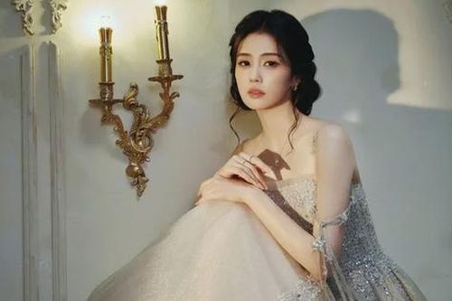 Mỹ nhân có 'nụ cười vô duyên nhất showbiz' hóa công chúa cổ tích, khoe nhan sắc đẹp đến nao lòng