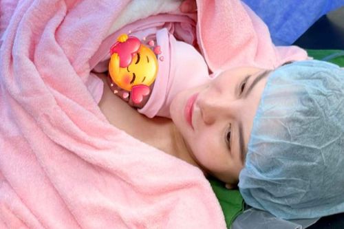 Hồ Việt Trung và Saka Trương Tuyền đón con gái 2,8kg chào đời