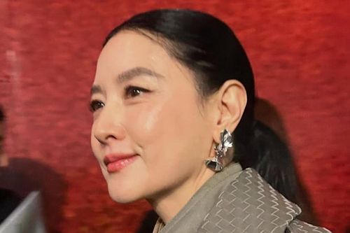 Khó tin về 'quốc bảo nhan sắc' Lee Young Ae ở tuổi U60
