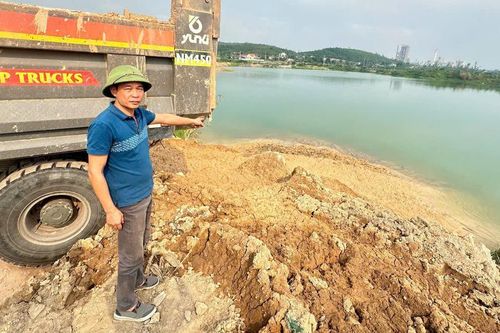 Khởi tố giám đốc doanh nghiệp đổ trái phép bùn thải ra môi trường