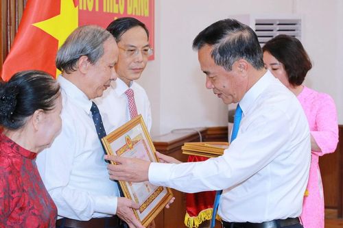 Trọn niềm tin đi theo Đảng quang vinh