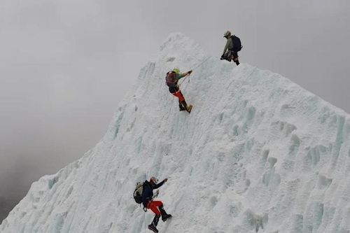 Kỷ lục 274 người cùng chinh phục đỉnh Everest trong một ngày