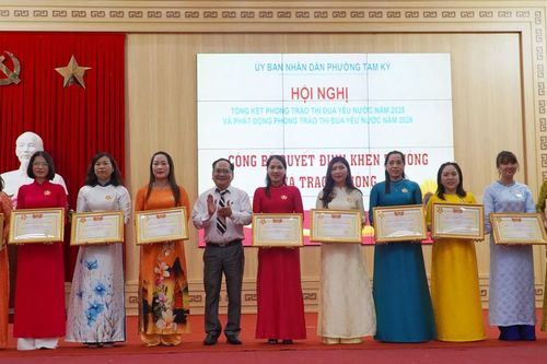 Tam Kỳ khen thưởng các tập thể, cá nhân có thành tích xuất sắc trong thi đua yêu nước