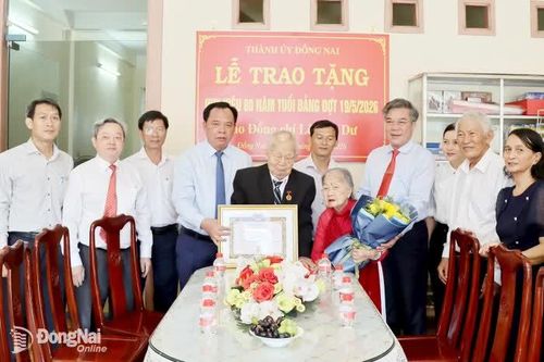 Trao Huy hiệu 80 năm tuổi Đảng cho đảng viên Lê Văn Dư