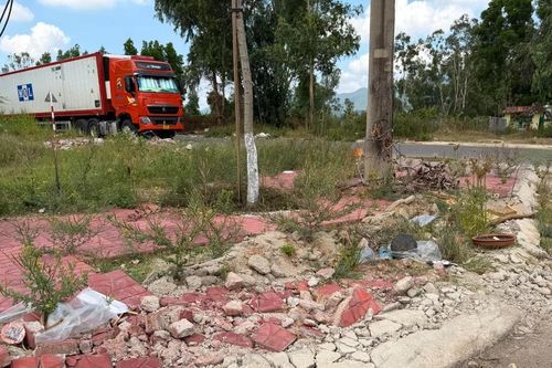 Phù Mỹ: Xe tải, xe đầu kéo đậu đỗ gây khuất tầm nhìn