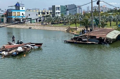 Phường Quy Nhơn ra quân xử lý lồng, bè nuôi trồng thủy sản lắp đặt không đúng quy định