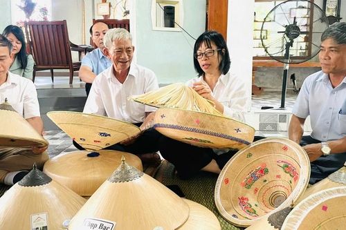 Phát triển làng nghề nón ngựa Phú Gia gắn với du lịch cộng đồng