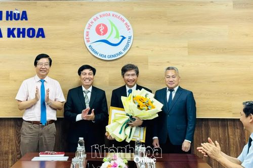 Trao bằng khen của Chủ tịch UBND tỉnh Khánh Hòa cho Tiến sĩ, bác sĩ Đỗ Nguyên Tín