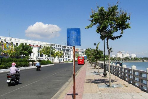 Biển báo giao thông bị bong tróc