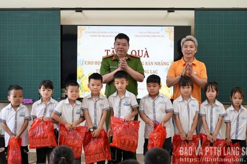 Tặng quà cho học sinh có hoàn cảnh khó khăn