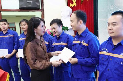Lãnh đạo tỉnh thăm, tặng quà công nhân Công ty Nhiệt điện Na Dương và Công ty Than Na Dương