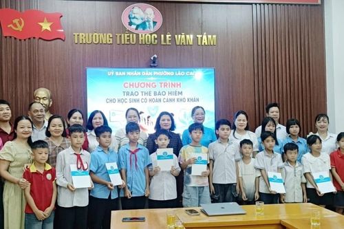 Phường Lào Cai: Trao thẻ bảo hiểm y tế cho học sinh có hoàn cảnh khó khăn