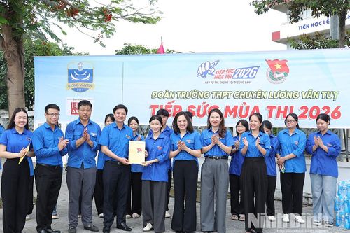 Tỉnh đoàn thăm, tặng quà các Đội hình tình nguyện 'Tiếp sức mùa thi'