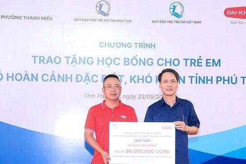 Trao học bổng cho 90 trẻ em hoàn cảnh khó khăn phường Thanh Miếu
