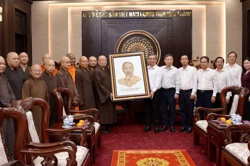 Ban Trị sự TP.HCM thăm lãnh đạo Thành ủy sau tổ chức thành công Đại hội Phật giáo TP.HCM lần thứ nhất