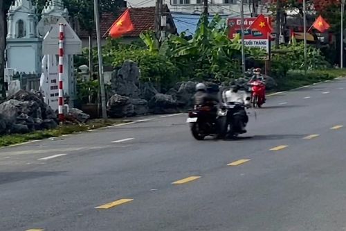 Người phụ nữ đi xe máy gây tai nạn khi cắt ngang đường lớn