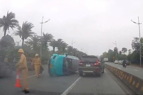 Tai nạn giao thông 22/5: Tài xế buồn ngủ tông dải phân cách, taxi lật nghiêng giữa đường