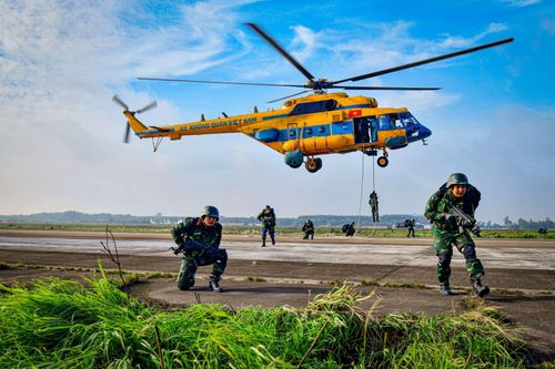TP.HCM: Trinh sát đặc nhiệm thực hành nhảy dù huấn luyện