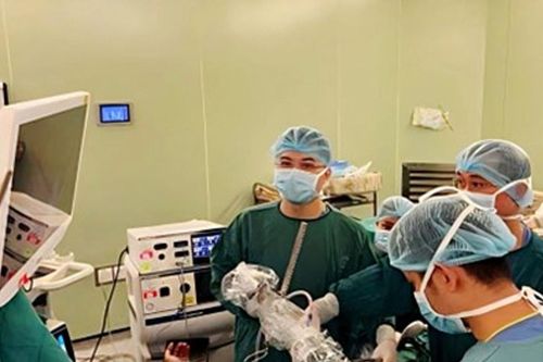 Bệnh viện Bạch Mai triển khai kỹ thuật mổ ít xâm lấn mới trong điều trị tràn khí màng phổi