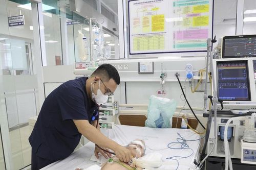Cứu sống bé 29 tháng tuổi bị viêm phổi nặng sau tai nạn sặc nước