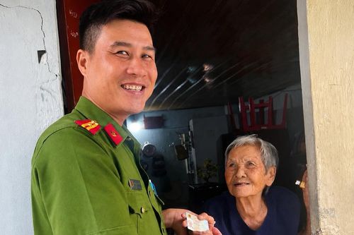 TP. Hồ Chí Minh: Hành trình cấp căn cước cho cụ bà gần 100 tuổi