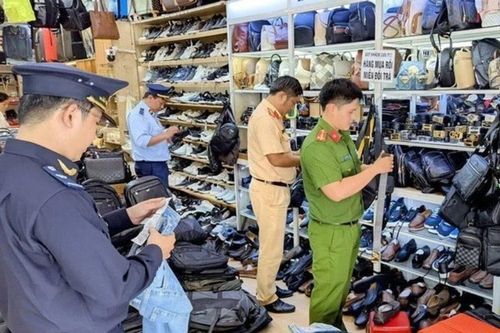 Hà Nội: Thu giữ gần 2.000 sản phẩm thời trang nghi giả nhãn hiệu nổi tiếng