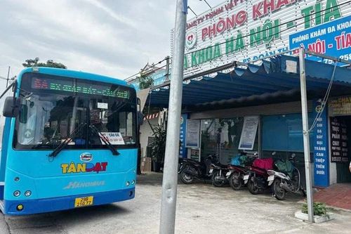 Nhiều hành khách đi xe buýt thoát nạn trong gang tấc nhờ được hỗ trợ cấp cứu kịp thời