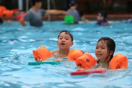 Nhiều phụ huynh cho con học bơi sớm để phòng nguy cơ đuối nước