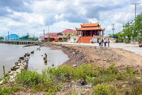 Đêm nghe đất nứt