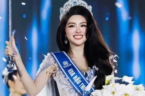 Điều đặc biệt Hoa hậu Phan Phương Oanh và Á hậu Lê Thu Trà vừa cùng nhau ký tên khiến nhiều người xúc động