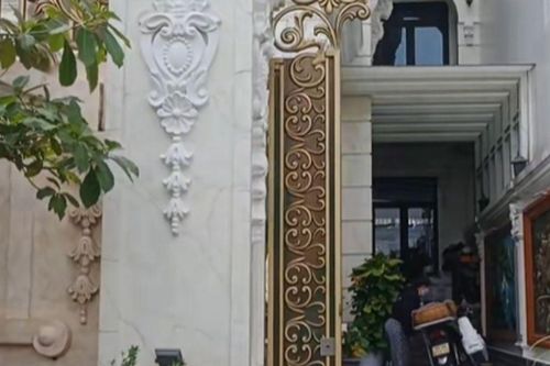 Nhìn bán xôi vỉa hè tưởng khổ nhưng ai có ngờ: người thì ở biệt thự 20 tỷ, người vi vu máy bay hạng thương gia
