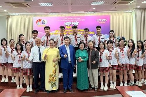 Quỹ Học bổng Vừ A Dính gặp mặt, tặng quà các em học sinh thuộc dự án 'Ươm mầm tương lai'