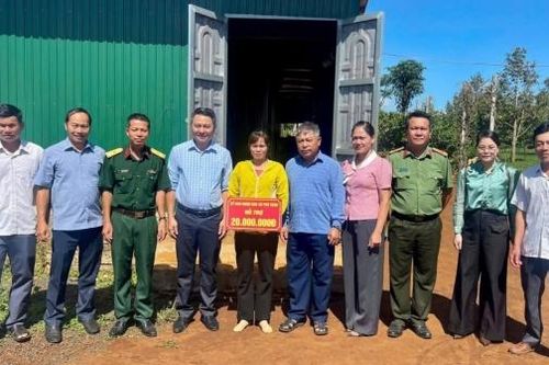 Đắk Lắk: UBND xã Phú Xuân trao 40 triệu đồng cho 2 hộ dân ảnh hưởng thiên tai