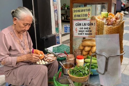 Cụ bà U90 bán bánh mì ở TP.HCM 'bắn' tiếng Anh cực đỉnh