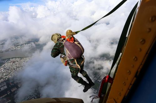 Cận cảnh màn nhảy dù huấn luyện xuyên tầng mây của trinh sát đặc nhiệm