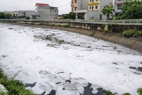 Nước đen, bọt trắng phủ kín kênh ở Bắc Ninh, 4 tháng chưa tìm ra nguồn xả thải