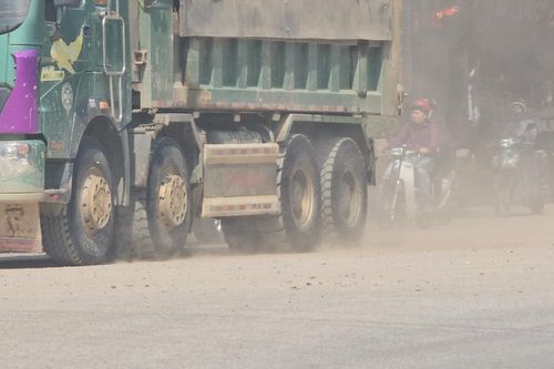 Hà Nội: Phố Tân Mỹ tan hoang vì xe tải, đường lún nứt, bụi bay khắp nơi