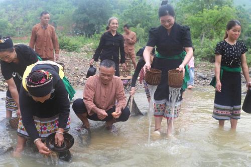 Độc đáo tục rửa trứng gà ở suối thiêng của người Ơ Đu